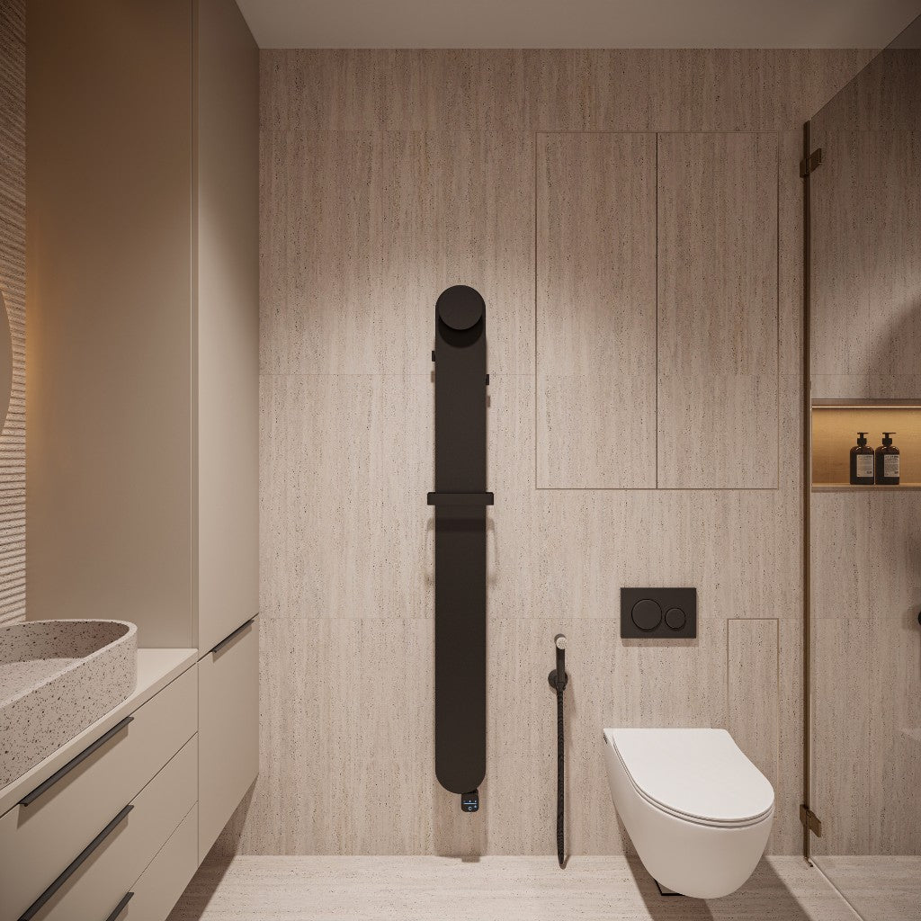 Model O midnight noir 160x1600 — designradiator front in badkamer