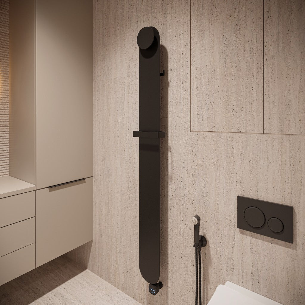 Model O midnight noir 160x1600 — schuin aanzicht in badkamer