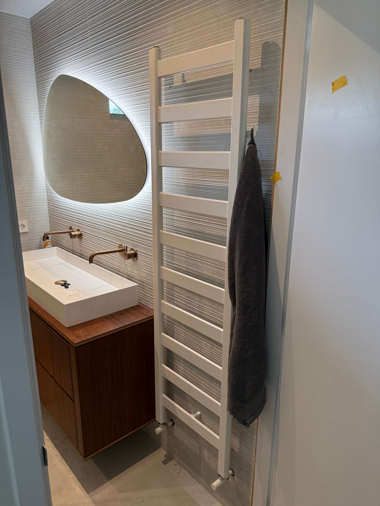 Klantfoto Heatnest Oval Delux aluminium radiator in interieur 466/1640 sm.