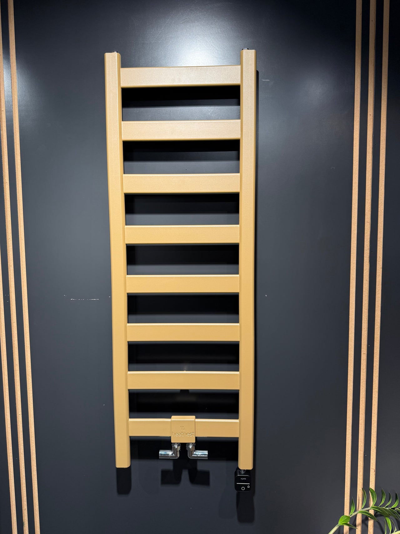 Foto van onze distributeur: Oval Deluxe met middenaansluiting van 5 cm, in een gelimiteerde kleur. 466x1320