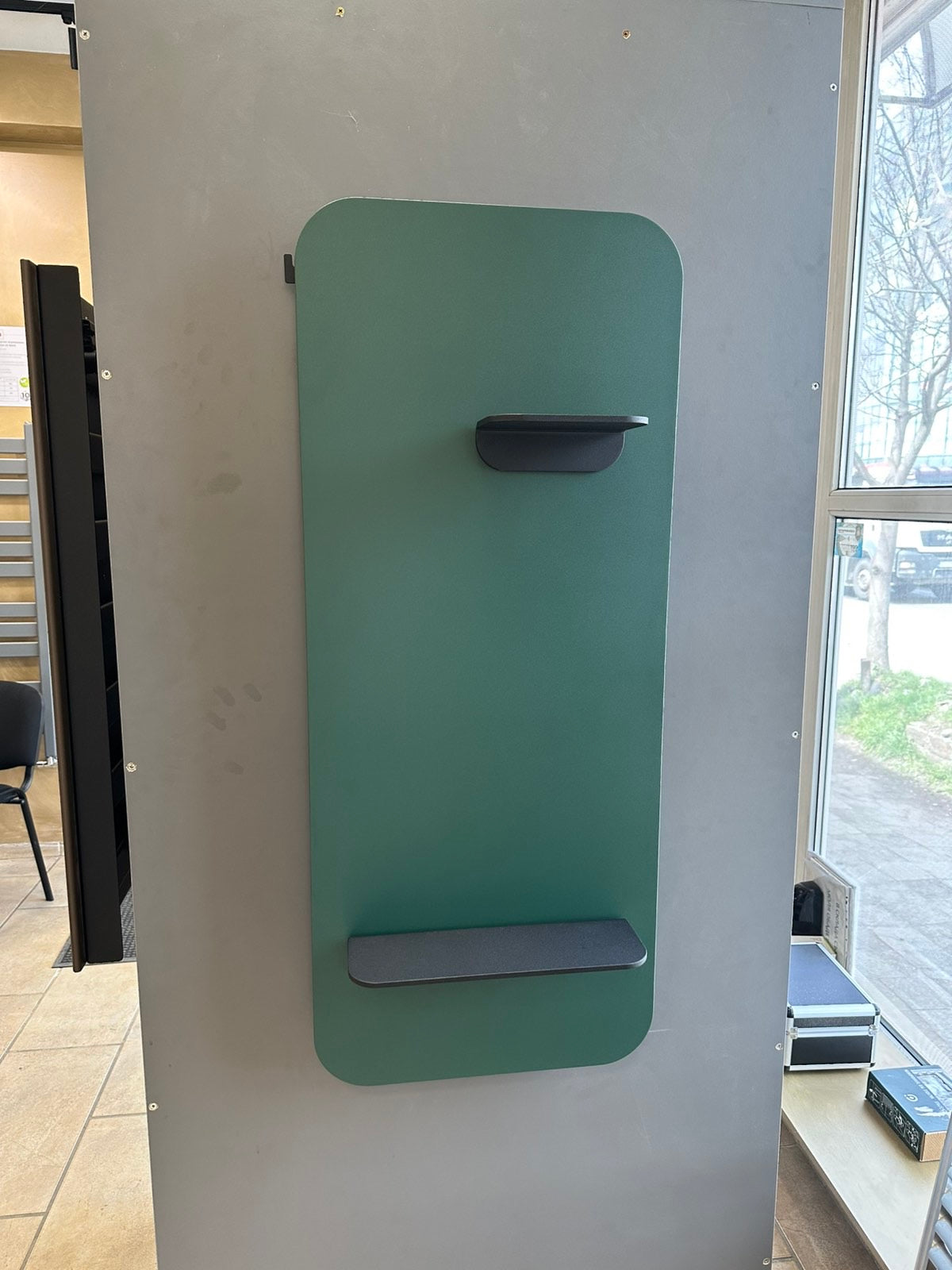 Klantfoto Heatnest Nexo aluminium radiator – geïnstalleerd bij onze partner-distributeur, uitgevoerd in groen en zwart, afmeting 500×1200 mm.