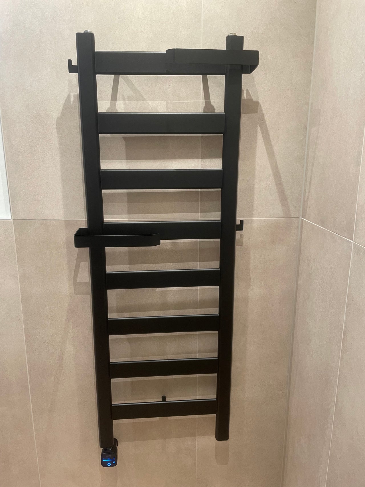 Klantfoto Heatnest Oval Delux radiator in moderne badkamer
