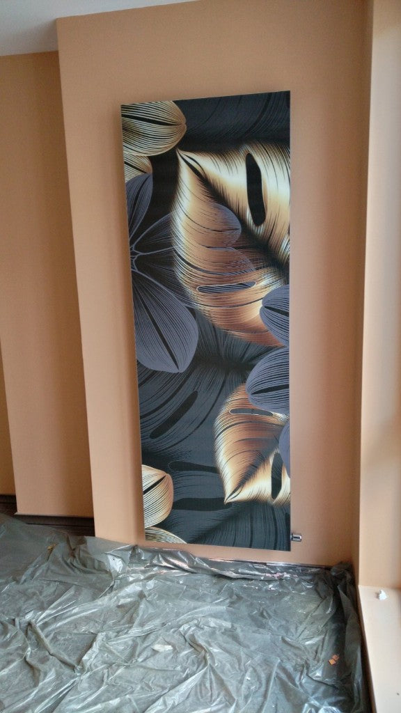 Klantfoto: op maat gemaakte HeatNest designradiator met kunstprint in de woonkamer, afmetingen 800 mm breed en 1900 mm hoog.