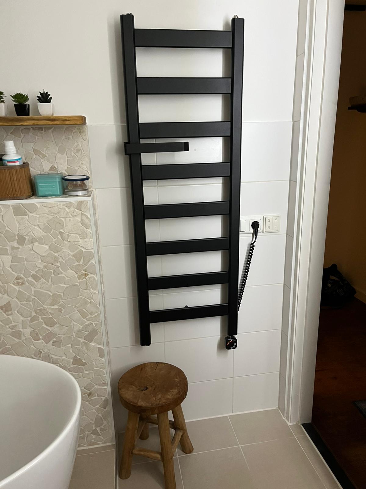 Klantfoto Heatnest Oval Delux design radiator geïnstalleerd