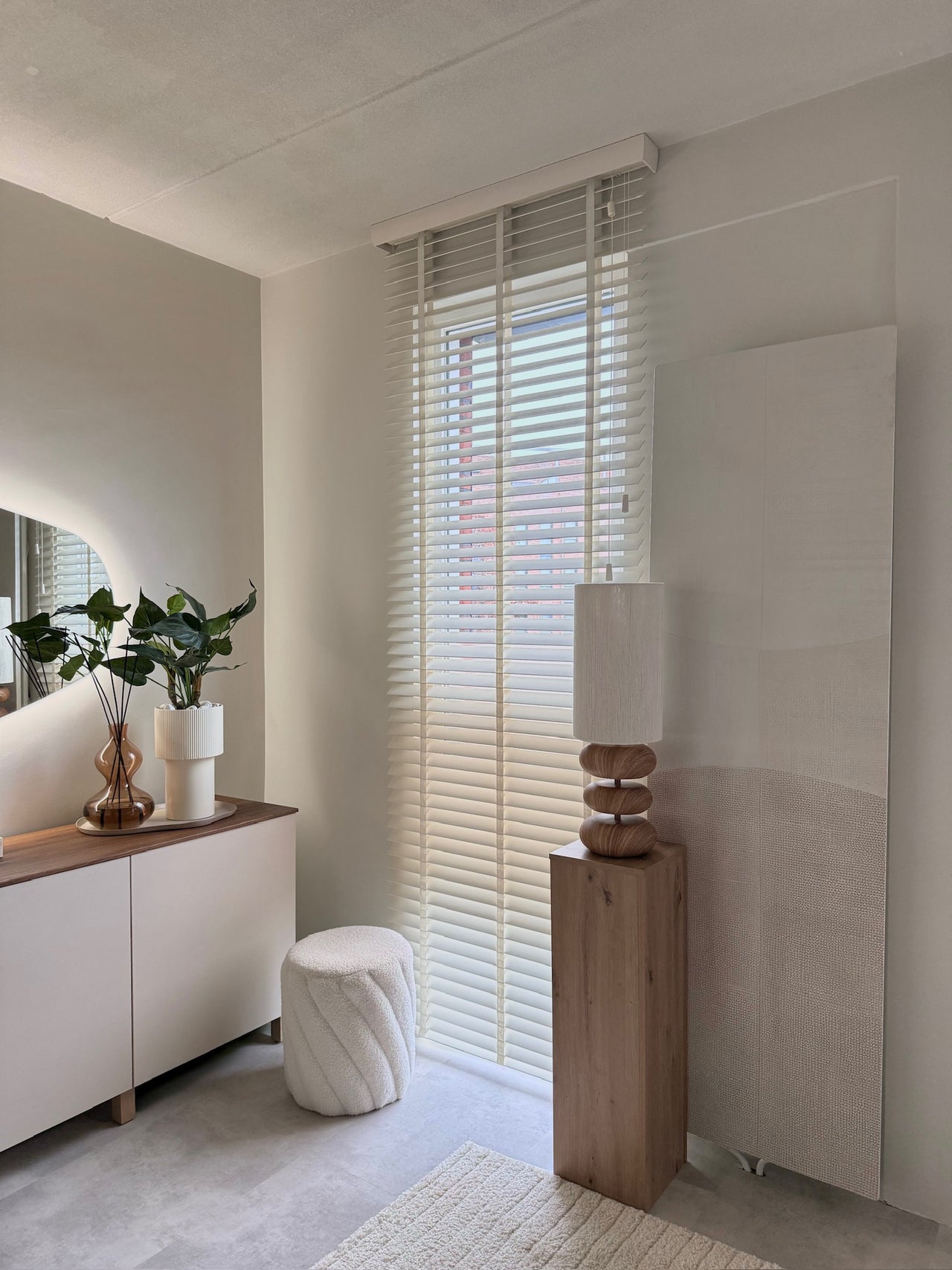 Klantfoto: op maat gemaakte HeatNest designradiator – designradiator in een slaapkamer van 15 m² die naadloos opgaat in het interieur 50/180 sm.