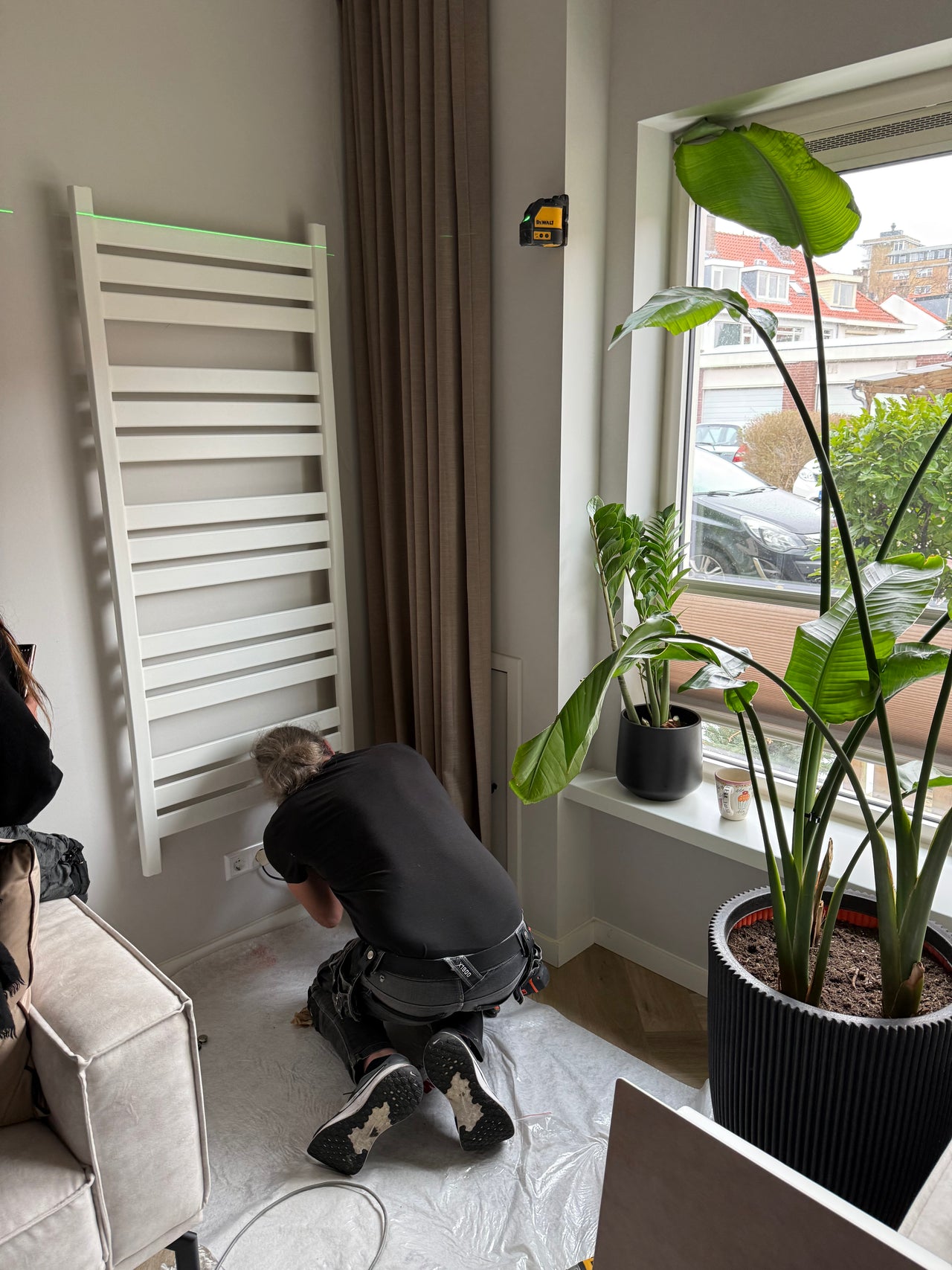 Klantfoto Heatnest Libra radiator in woonkamer – vóór plaatsing van het designpaneel, afmeting 600×1320 mm