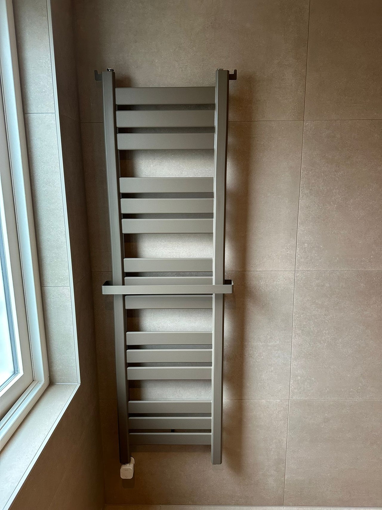 Klantfoto Heatnest Libra designradiator – close-up, uitgevoerd in een speciale maatwerkkleur 7006 Ammos . 466х1320