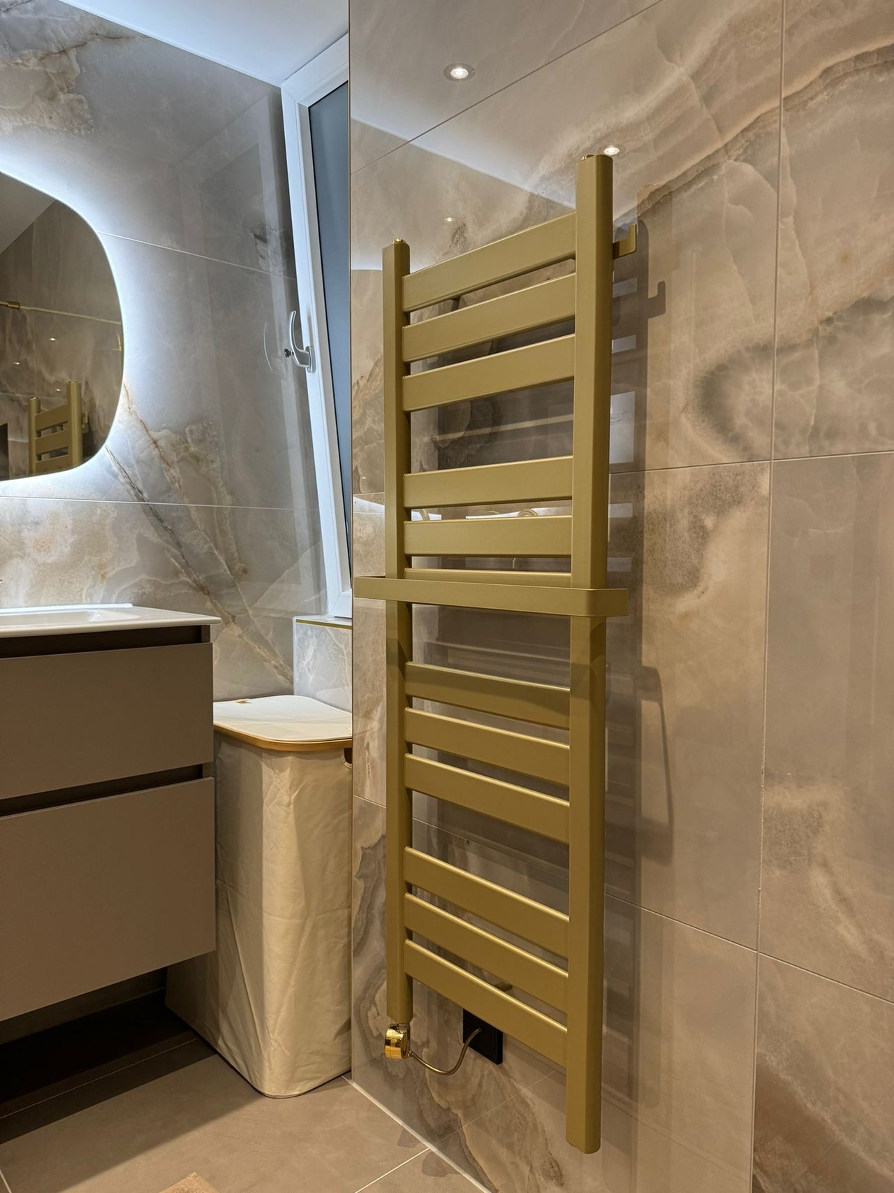 Klantfoto – designradiator in een kleur naar keuze van de klant, met een gouden elektrisch verwarmingselement met Wi-Fi. 
466х1320